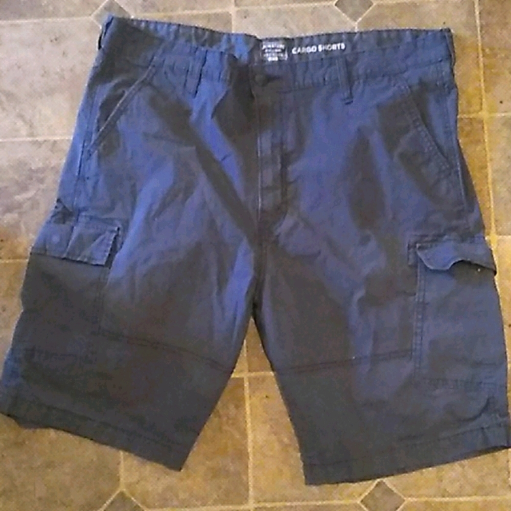 LIKE NEW MENS GRAY CARGO SHORTS BY LEVI SIZE 40